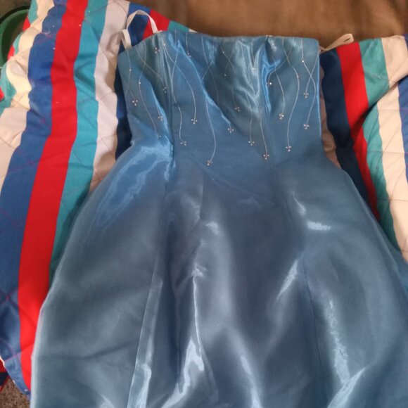 Gown - Picture 2 of 4